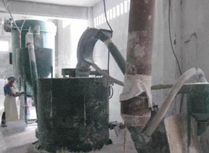 篩分膨潤(rùn)土現(xiàn)場(chǎng)，要求90%物料過(guò)篩